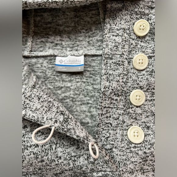 Women’s Columbia Pullover, quarter button, hooded Sweater. Heathered Gray White. - Picture 3 of 5